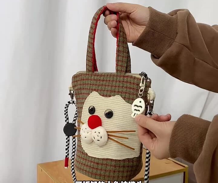 Mini crossbody cat bag with fish-shaped zip charm
